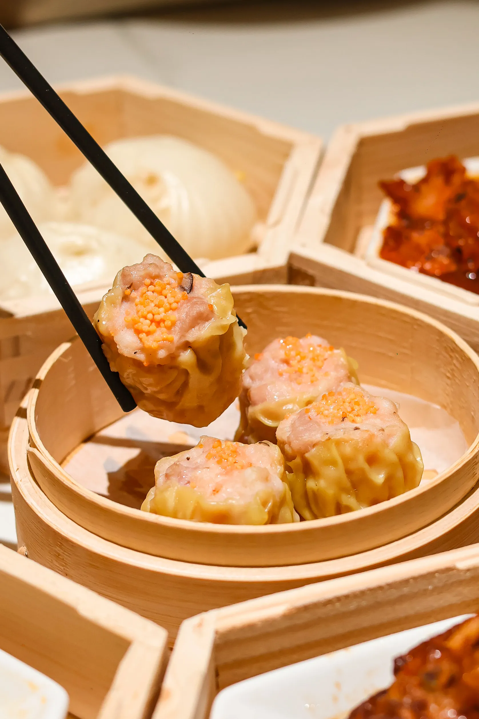 烧卖一口,肉香先到。