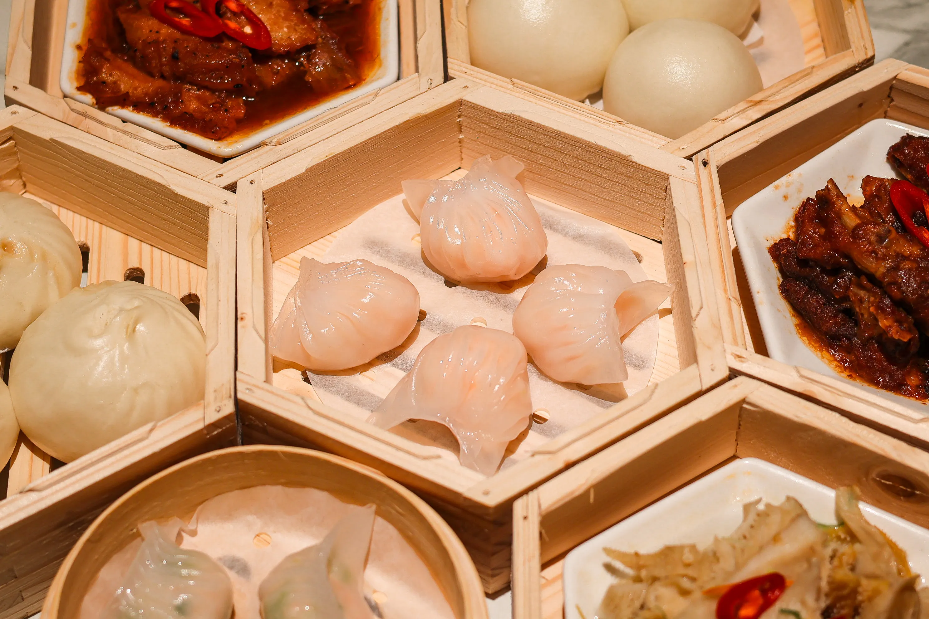 虾饺皮薄,透得见馅。