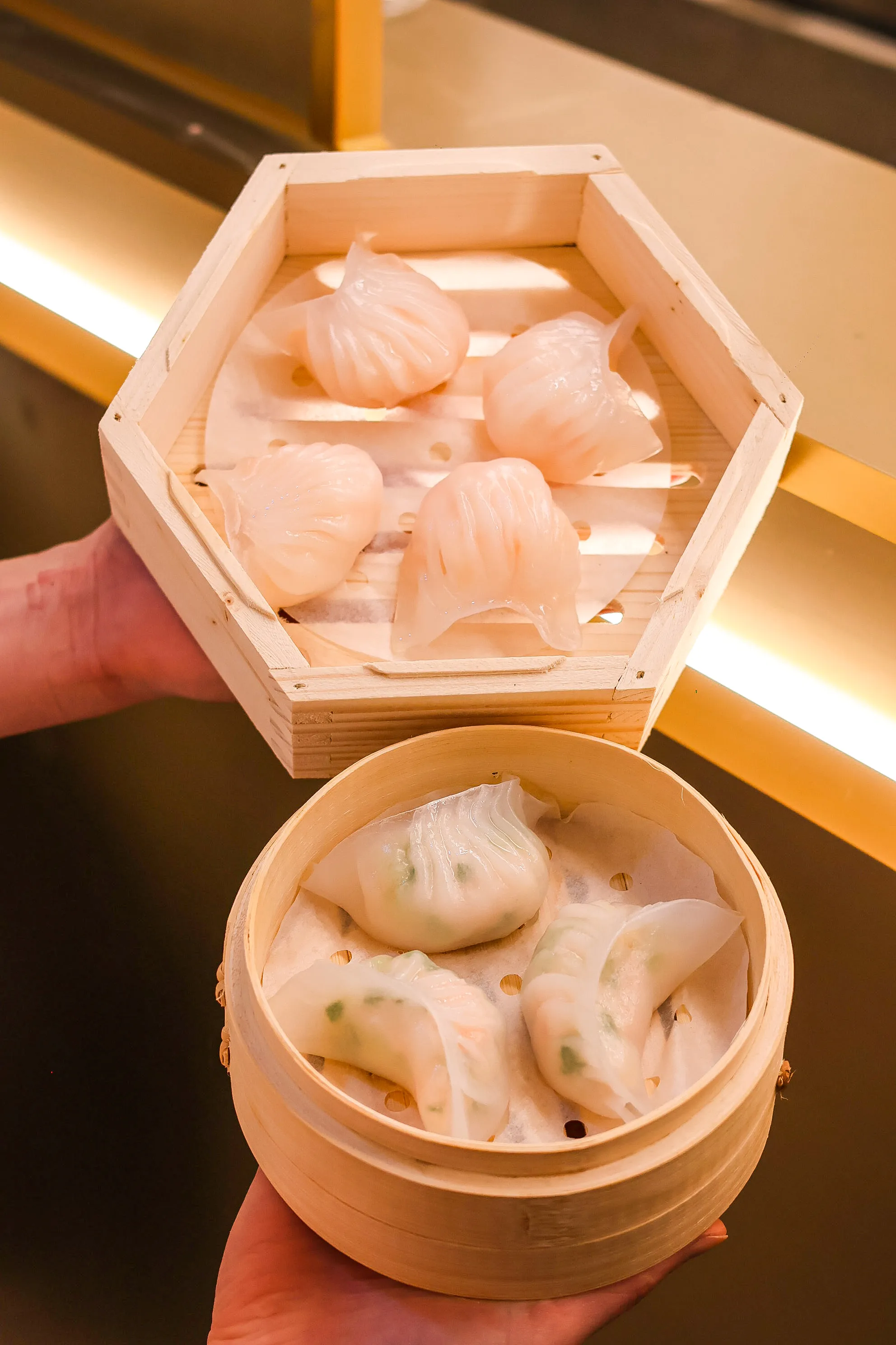 手托蒸笼里的虾饺
